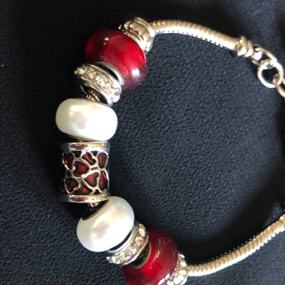 Gorgeous Bella Perlina Burgandy Red Charm Bracelet. One Size. - Picture 10 of 12